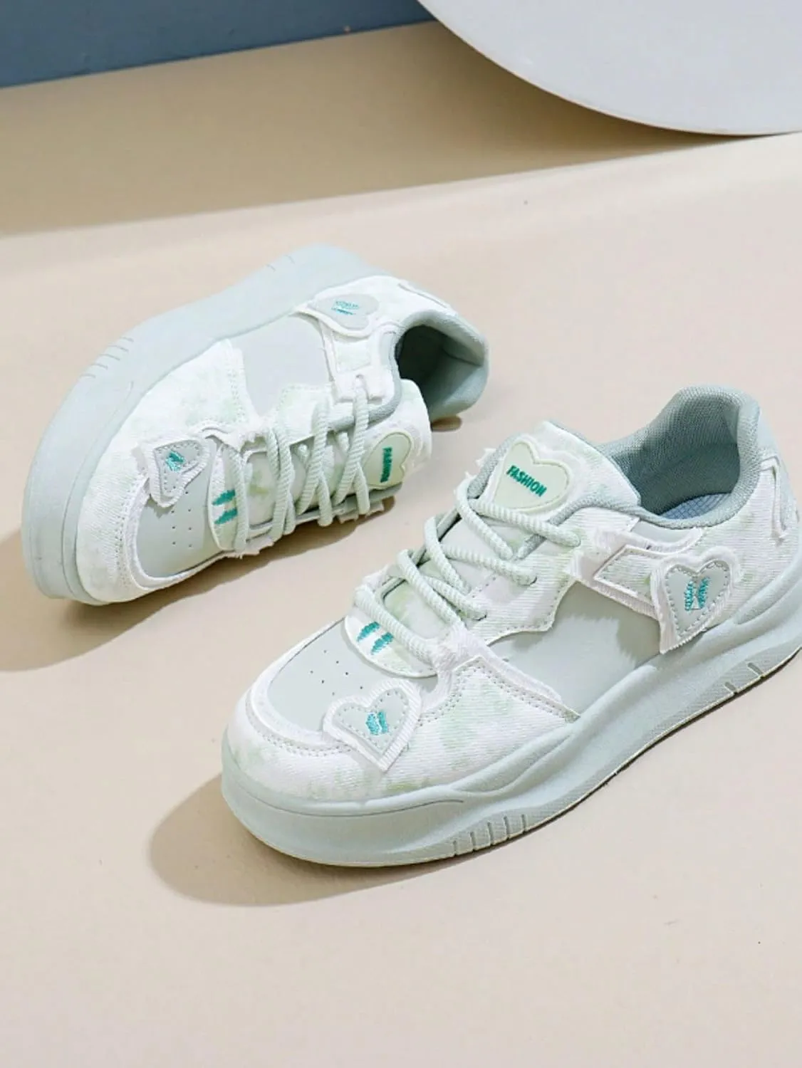 Canvas Y2K Heart Design Thick Sole Height Increasing Sneakers   for Students Casual Daily Wear   2025 Trendy Style Lightweight Comfortable White Shoes for Women