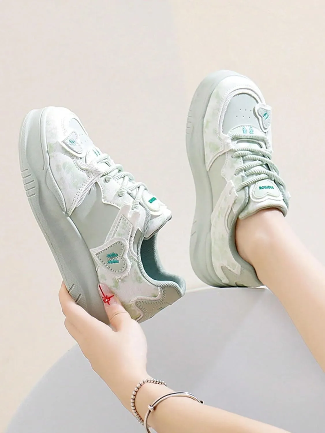 Canvas Y2K Heart Design Thick Sole Height Increasing Sneakers   for Students Casual Daily Wear   2025 Trendy Style Lightweight Comfortable White Shoes for Women