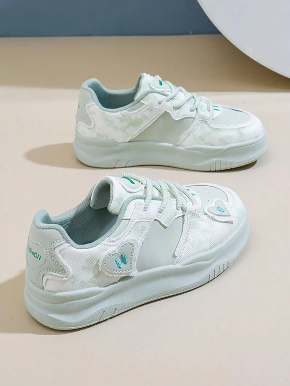 Canvas Y2K Heart Design Thick Sole Height Increasing Sneakers   for Students Casual Daily Wear   2025 Trendy Style Lightweight Comfortable White Shoes for Women