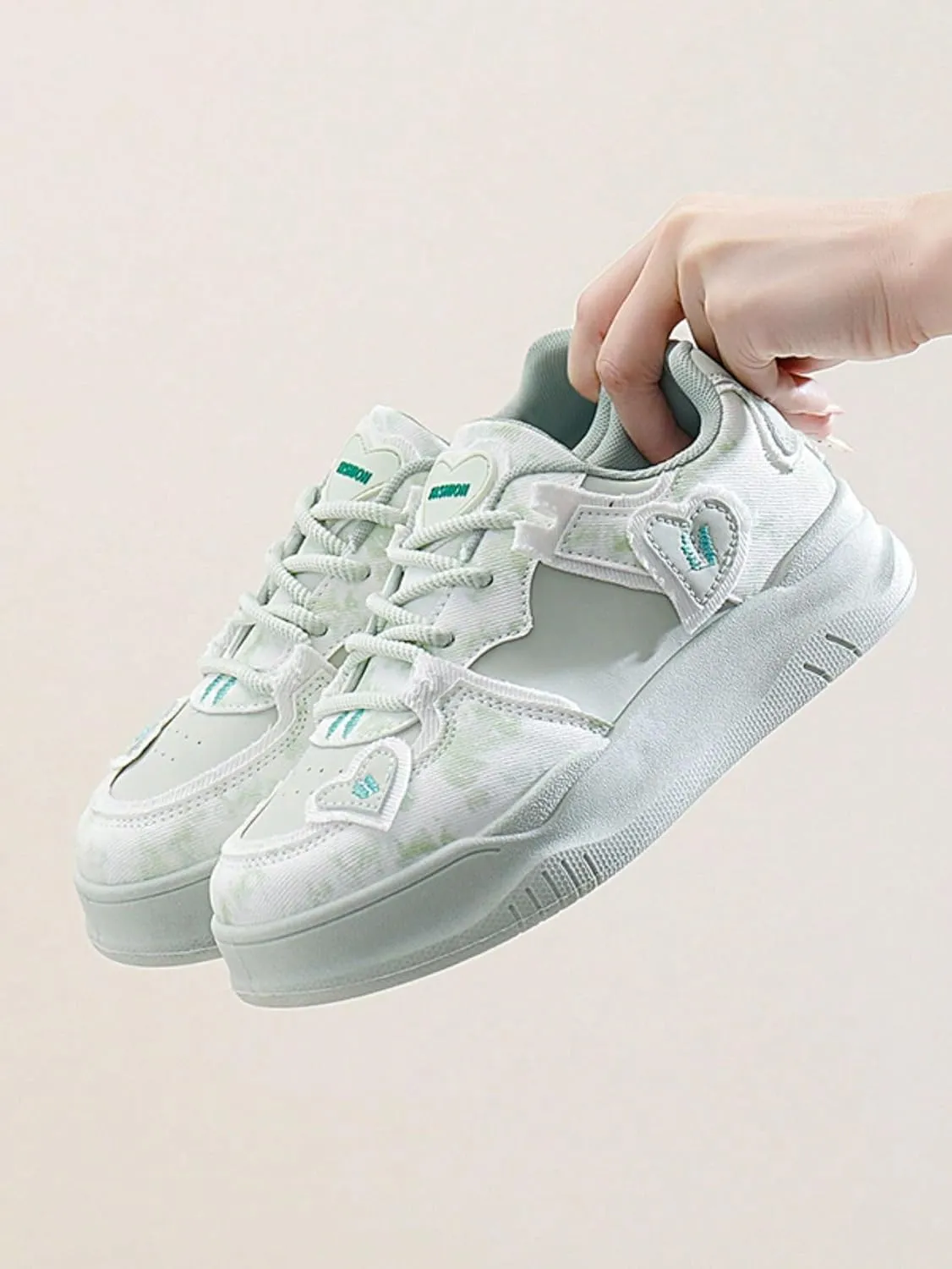 Canvas Y2K Heart Design Thick Sole Height Increasing Sneakers   for Students Casual Daily Wear   2025 Trendy Style Lightweight Comfortable White Shoes for Women